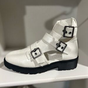 Women’s boots/sandals